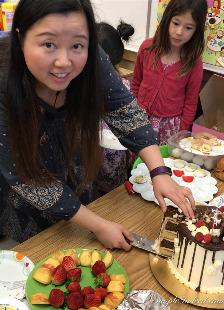 Qi cutting her first drip cake