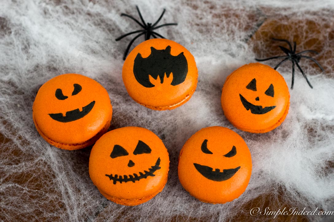 jack-o-lantern-macarons